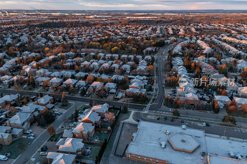 Rutherford road和Islinton Ave.的住宅小区鸟瞰图，Woodbridge, Vaughan，加拿大